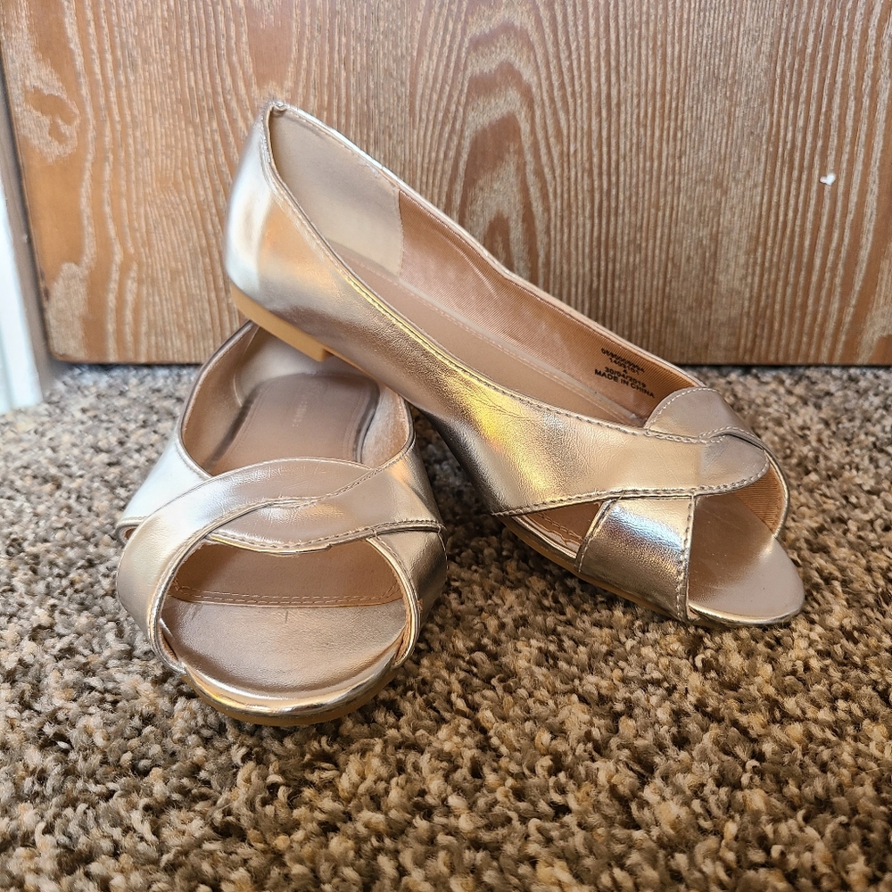 *WIDE WIDTH* Silver open toe flats